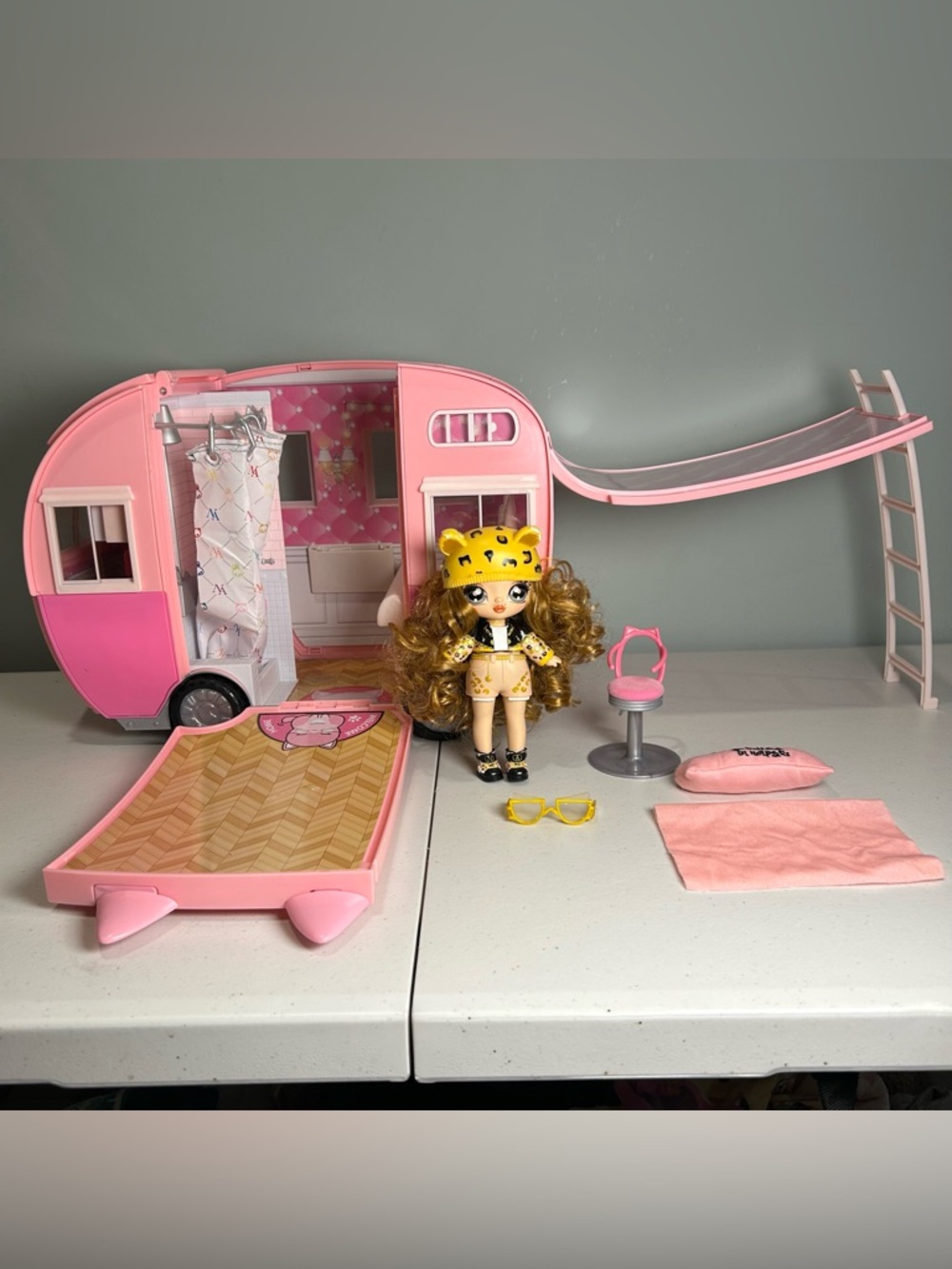 Na Na Na Surprise Pink Kitty Camper & Doll